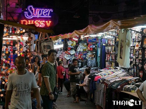 Ночной рынок Патпонг - шоппинг на улице красных фонарей